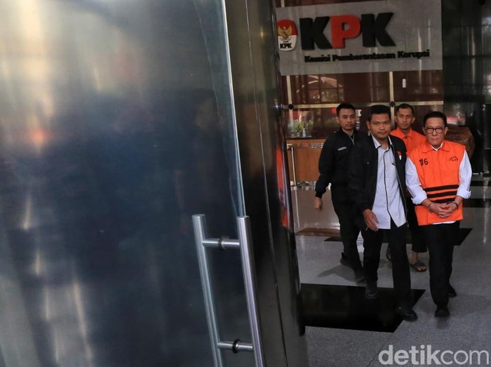 Komisi Pemberantasan Korupsi (KPK) resmi menahan mantan Pelaksana Tugas (Plt) Direktur Jenderal Imigrasi periode 2024–2025, Saffar Muhammad Godam, setelah menetapkannya sebagai tersangka dalam perkara operasi tangkap tangan (OTT) yang menjerat sejumlah pejabat di lingkungan Imigrasi Jakarta Barat.