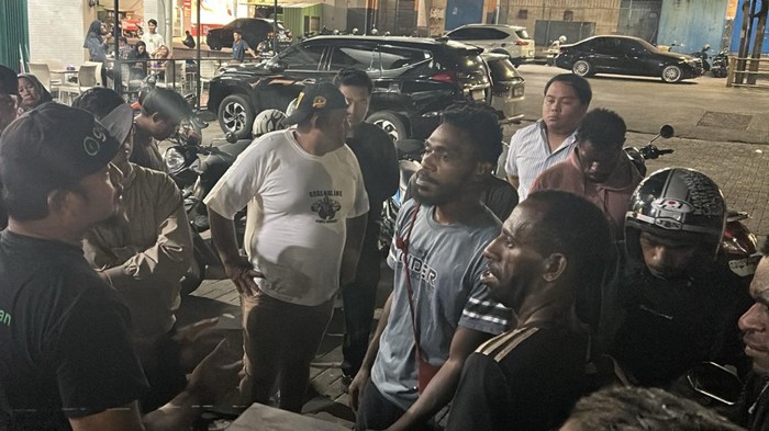 Massa Papua menggeruduk kantor leasing di Makassar imbas penarikan paksa motor di jalanan.