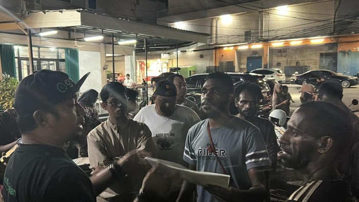 Massa Papua menggeruduk kantor leasing di Makassar imbas penarikan paksa motor di jalanan.