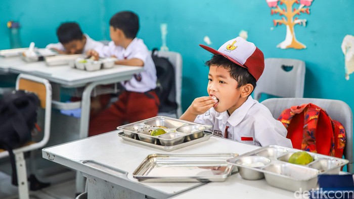 Sejumlah anak membawa makanan bergizi gratis yang baru tiba di salah satu sekolah kawasan Semper Barat, Cilincing, Jakarta Utara, Kamis (4/6/2026). Program Makan Bergizi Gratis (MBG) masih terus berjalan sebagai salah satu program prioritas pemerintah.