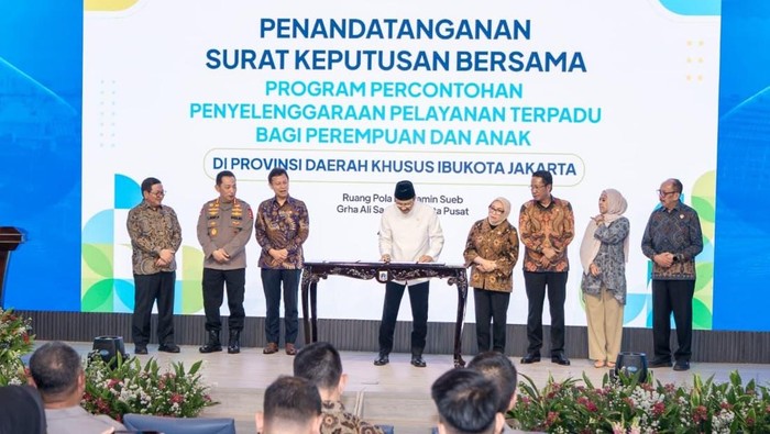 Menteri Sosial Saifullah Yusuf atau Gus Ipul bersama Menteri Pemberdayaan Perempuan dan Perlindungan Anak (PPPA) Arifatul Choiri Fauzi menandatangani Surat Keputusan Bersama (SKB)