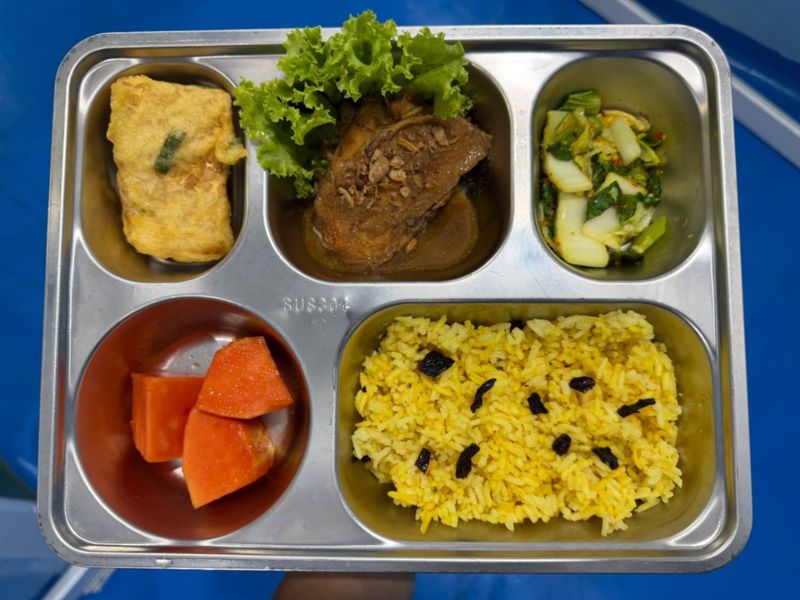Menu MBG lauk ayam yang diolah oleh Chef Kumink