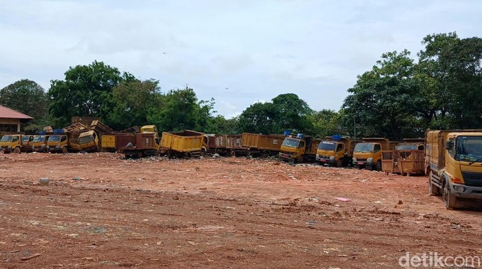 Mobil pengangkut sampah tengah terparkir di TPA Telaga Punggur. (Alamudin Hamapu/detikSumut)