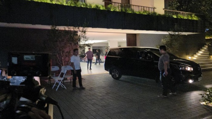 Mobil penyidik KPK keluar usai menggeledah rumah Wamen Imipas Silmy Karim (Taufiq/detikcom)