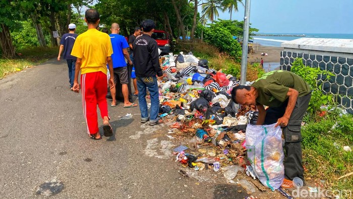 ODGJ Bersihkan sampah di Pesisir Palabuhanratu