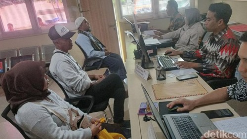 Kedua orang tua salah satu santri korban dugaan pembakaran melapor di SPKT Polres Lombok Tengah. Foto: (Edi Suryansyah/detikBali)