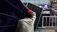 Dalam beberapa tahun terakhir, panel surya menjadi pilihan banyak rumah tangga dan pelaku usaha di Pakistan sebagai alternatif untuk mengurangi ketergantungan pada listrik dari jaringan utama. Foto: REUTERS/Akhtar Soomro