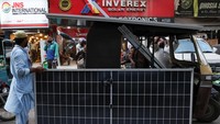 Selain digunakan untuk kebutuhan rumah tangga, panel surya juga dimanfaatkan oleh pelaku usaha kecil untuk menekan biaya operasional di tengah tantangan sektor energi yang dihadapi Pakistan. Foto: REUTERS/Akhtar Soomro