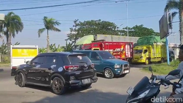 Pantura Pati tepatnya Desa Widorokandang mengalami antrean panjang karena ada truk mogok, Kamis (4/6/2026).