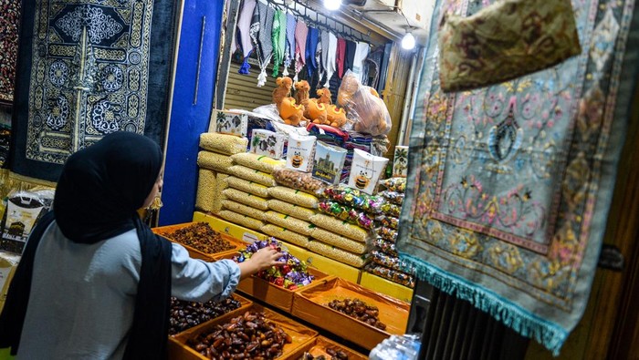 Calon pembeli memilih oleh-oleh haji dan umrah di salah satu toko di Pasar Baru Trade Center, Bandung, Jawa Barat, Kamis (4/6/2026). Menurut pedagang omzet penjualan oleh-oleh haji di Pasar Baru pada musim haji 2026 turun hingga 60 persen, dari sekitar Rp15 juta per hari pada tahun lalu menjadi Rp6 juta per hari yang antara lain karena dipengaruhi pengurangan kuota jamaah haji Kota Bandung dari 2.455 orang pada 2025 menjadi 1.744 orang pada 2026. ANTARA FOTO/Raisan Al Farisi/tom.