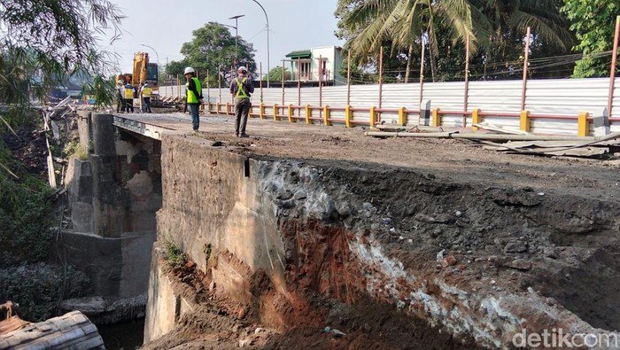 Pembangunan Jembatan Batang A atau Jembatan Krakitan di Desa Sucen, Kecamatan Salam, Kabupaten Magelang, Kamis (4/6/2026).