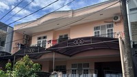 Rumah ini milik terpidana korupsi Saut Iriantor Rajagukguk dengan nilai limit lelang Rp 3,4 miliar. Lokasinya berada di Jalan Cipinang Indah II, Blok HH, Kav No 3, Jakarta Timur. Foto: via KPK