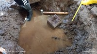 Kepingan logam diduga emas itu ditemukan bersama peripih, yakni kotak atau wadah ritual yang biasanya ditanam dalam struktur candi.(Dok. Balai Pelestarian Kebudayaan (BPK) Wilayah X)