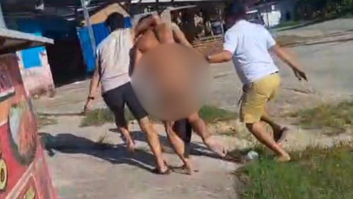 Pengedar sabu bernama Andi Muliadi (41) di Kendari melarikan diri tanpa busana saat digerebek di rumahnya.