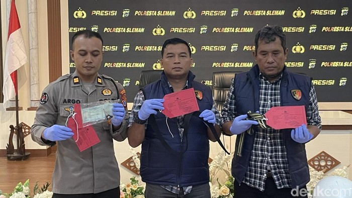 Petugas Polresta Sleman saat memberikan keterangan terkait pengungkapan kasus penganiayaan yang terjadi di Seyegan beberapa waktu lalu.