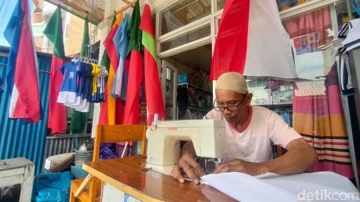 Penjahit bendera bernama Naharullah (58) di Polmankebanjiran order jelang Piala Dunia 2026.