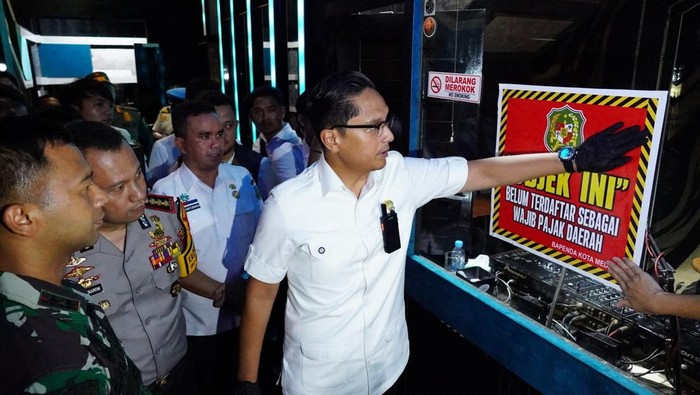 Penyegelan Phantom KTV di Jalan Adam Malik. (dok.Pemkot Medan)