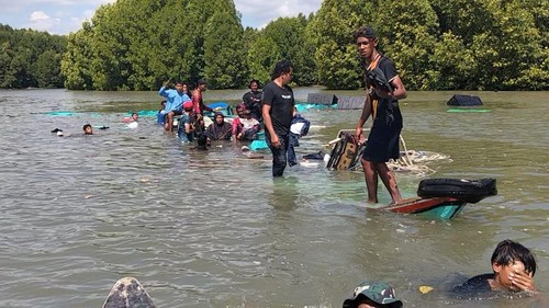 Perahu pengangkut penumpang dan perlengkapan hajatan pernikahan tenggelam di Muara Naga Terang, Desa Golo Sepang, Kecamatan Boleng, Manggarai Barat, NTT, Kamis (4/6/2026) (Dok. Kedes Golo Sepang)