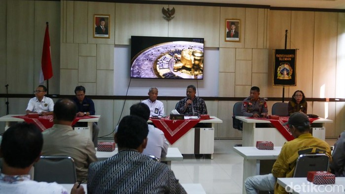 Pertemuan di Kantor Kapanewon Seyegan antara peneliti dari UGM, UPN, BPPTKG, serta instansi terkait lainnya membahas soal fenomena api misterius di rumah Mutfiana, Kamis (4/6/2026).