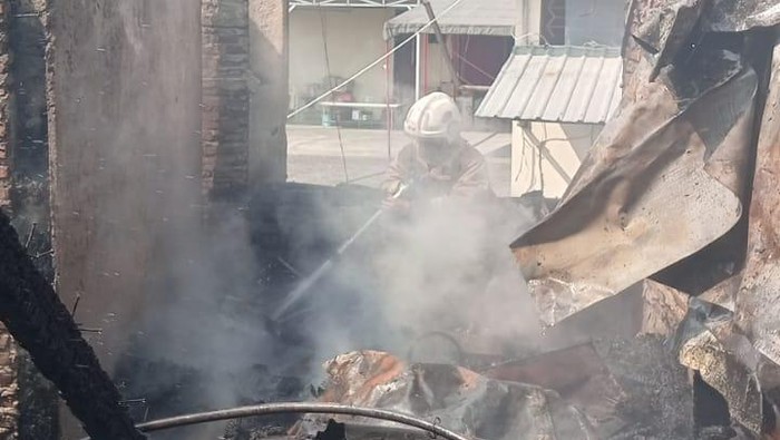 Petugas Damkar Kota Semarang saat berupaya memadamkan kebakaran dua rumah di Kelurahan Jagalan, Kecamatan Semarang Tengah, Kamis (4/6/2026).