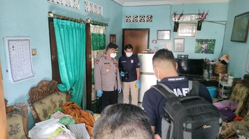 Petugas melakukan pemeriksaan terhadap perempuan tewas di rumahnya, Jalan Sri Rama Nomor 19A, Banjar Dinas Bangkang, Desa Baktiseraga, Buleleng, Kamis (4/6/2026). (Dok. Polres Buleleng)