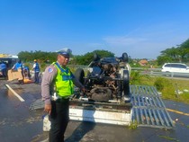 Pikap Muat Minyak Goreng Terbalik di Tol Mojokerto, 1 Tewas-2 Luka