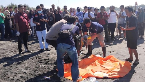 Polisi ketika mengevakuasi mayat di kawasan Pantai Labuhan Haji, Lombok Timur, NTB, Kamis (4/6/2026). (Dok. Polsek Labuhan Haji).