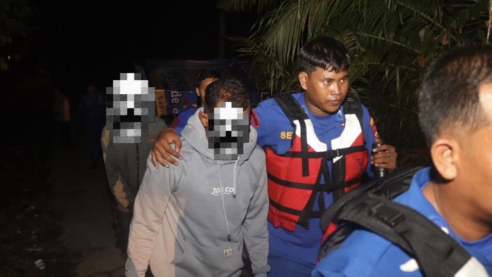 Polisi menggiring lima penambang timah ilegal.