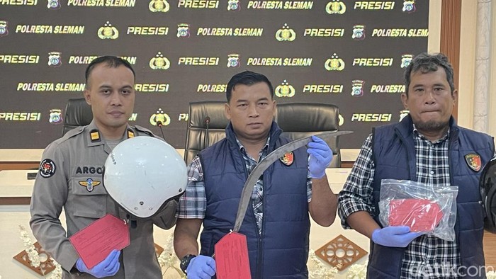 Polisi menunjukkan celurit yang digunakan untuk menyabet korban saat duel antargeng sekolah di Tempel, Kamis (4/6/2026).