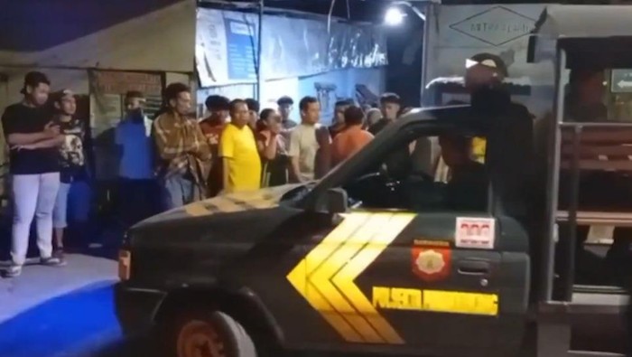 Polisi turun ke lokasi bentrokan pengantar jenazah dengan warga di Makassar.