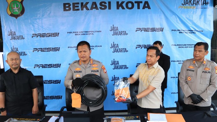 Pria berinisial MI ditangkap atas dugaan pencurian kabel tower base transceiver station (BTS) di Pekayon Jaya, Kecamatan Bekasi Selatan, Kota Bekasi. (Dok istimewa).