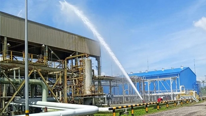 Proses pendinginan usai terjadi kebakaran. (dok. PT PGE)
