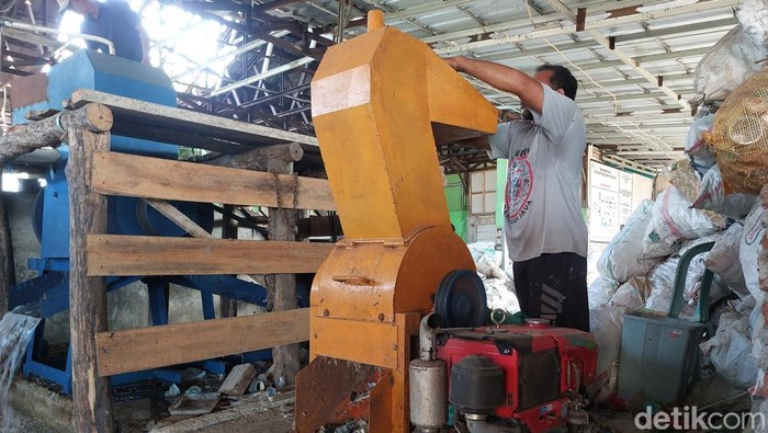 Proses pengolahan sampah di TPS 3R Desa Ciawigajah