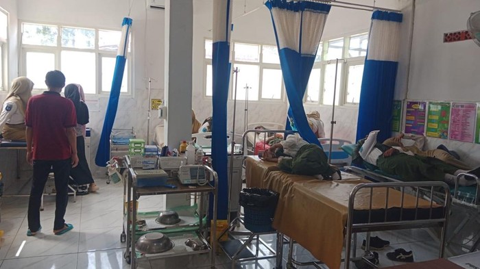Puluhan siswa SMA Negeri 1 Kokop Bangkalan dilarikan ke Puskesmas diduga keracunan MBG.