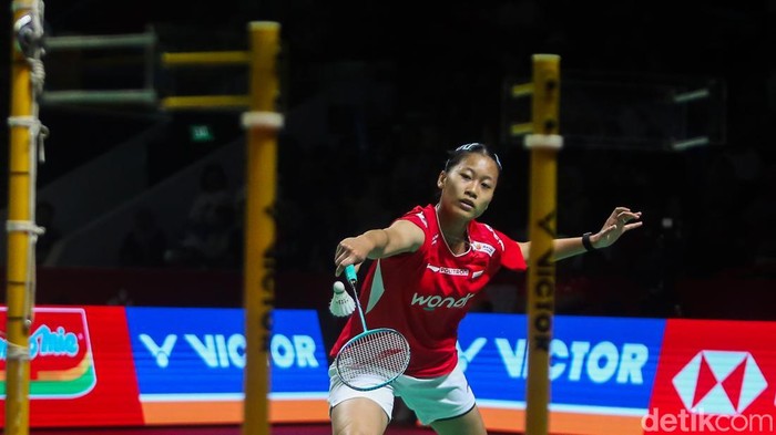Putri Kusuma Wardani mengembalikan kok ke arah lawannya saat menghadapi Michelle Li pada babak 16 besar Indonesia Open 2026 di Istora Senayan, Jakarta, Kamis (4/6/2026). Putri memastikan langkah ke perempat final setelah menang tiga gim.