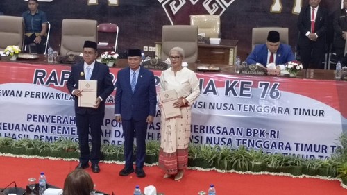Rapat Paripurna DPRD NTT soal penyerahan laporan hasil pemeriksaan BPK atas laporan keuangan Provinsi NTT, Kamis (4/6/2026). (Foto: Simon Selly/detikBali)