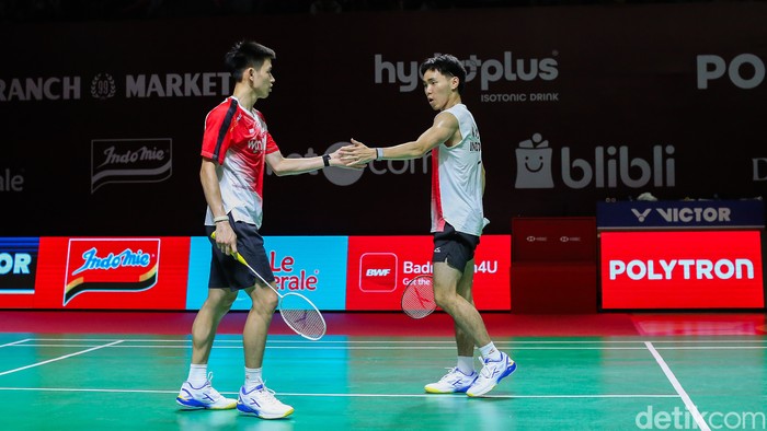 Ganda putra Indonesia, Raymond Indra/Nikolaus Joaquin, menghadapi unggulan ketiga asal Malaysia, Aaron Chia/Soh Wooi Yik, pada babak 16 besar Indonesia Open 2026 di Istora Senayan, Jakarta, Kamis (4/6/2026).