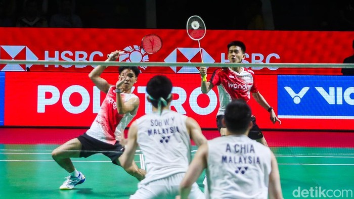 Ganda putra Indonesia, Raymond Indra/Nikolaus Joaquin, menghadapi unggulan ketiga asal Malaysia, Aaron Chia/Soh Wooi Yik, pada babak 16 besar Indonesia Open 2026 di Istora Senayan, Jakarta, Kamis (4/6/2026).