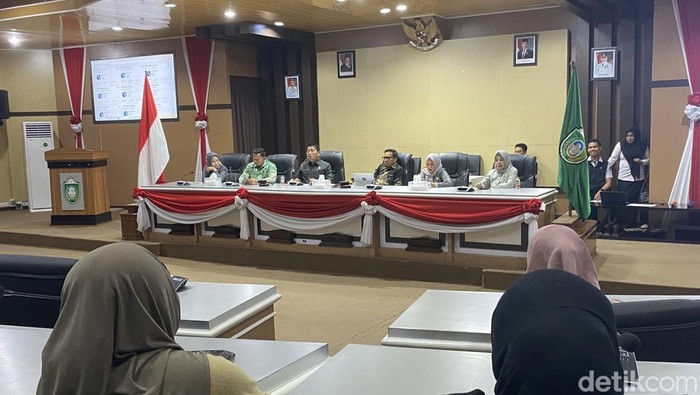RDP DPRD Parepare terkait aduan ortu siswa yang anaknya tidak lulus SPMB domisili.