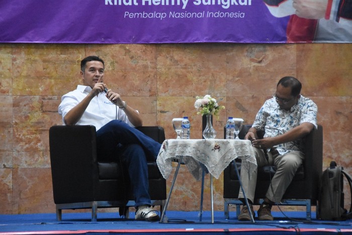 Rifat Sungkar saat mengisi acara bertajuk Sinergi Teknologi, Komunikasi, dan Bisnis dalam Industri Motorsport Global, digelar oleh mahasiswa Fakultas Teknik dan Biro Kerjasama Universitas Mercu Buana, Selasa (2/6/2026).
