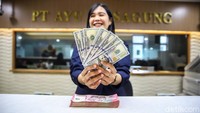 Pegawai memperlihatkan mata uang dolar AS di money changer PT Ayu Masagung, Jakarta, Kamis (4/6/2026). Nilai tukar rupiah kembali menjadi sorotan setelah dolar AS menembus level Rp18.000 per dolar.