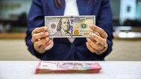 Di sejumlah money changer Jakarta, aktivitas penukaran valuta asing terpantau meningkat. Sebagian masyarakat dan pelaku bisnis memilih menyimpan aset dalam bentuk dolar AS.