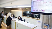 Bagi masyarakat, dampaknya dapat dirasakan melalui kenaikan harga barang impor, biaya pendidikan luar negeri, hingga ongkos perjalanan internasional. Daya beli juga berpotensi tertekan apabila inflasi meningkat.