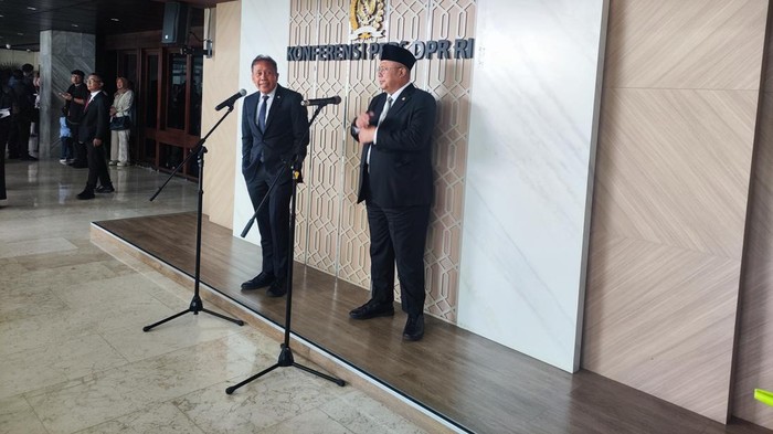 Wakil Ketua DPR Saan Mustopa dan Cucun Ahmad Syamsurijal saat konferensi pers di kompleks parlemen, Senayan, Jakarta, Kamis (4/6/2026).