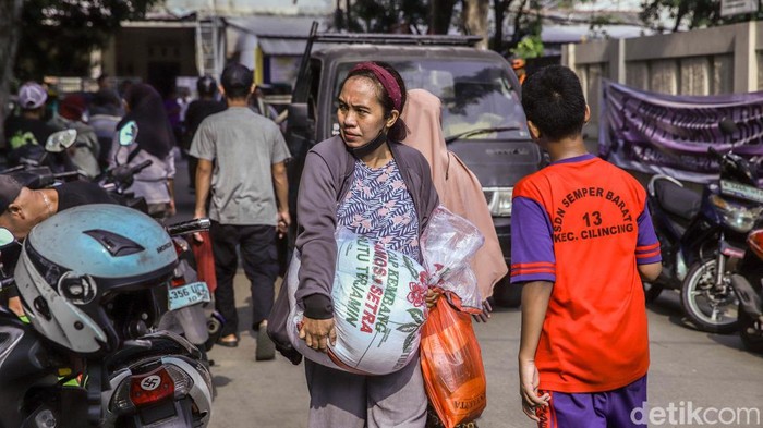 Saat Harga Kebutuhan Pokok Naik, Warga Berbondong Antre Bantuan Pangan Ratusan penduduk antre untuk menerima support pangan nasional di area Kelurahan Semper Barat, Jakarta Utara, Kamis (4/6/2026). Sejak pagi hari, penduduk telah memadati letak pembagian support dengan membawa arsip identitas dan kupon penerimaan nan telah didata sebelumnya oleh petugas.