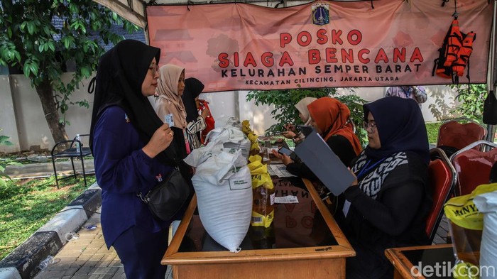 Saat Harga Kebutuhan Pokok Naik, Warga Berbondong Antre Bantuan Pangan Ratusan penduduk antre untuk menerima support pangan nasional di area Kelurahan Semper Barat, Jakarta Utara, Kamis (4/6/2026). Sejak pagi hari, penduduk telah memadati letak pembagian support dengan membawa arsip identitas dan kupon penerimaan nan telah didata sebelumnya oleh petugas.