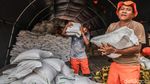 Di Tengah Tekanan Ekonomi, Warga Andalkan Bantuan Pangan
