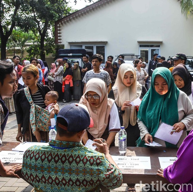 Di Tengah Tekanan Ekonomi, Warga Andalkan Bantuan Pangan