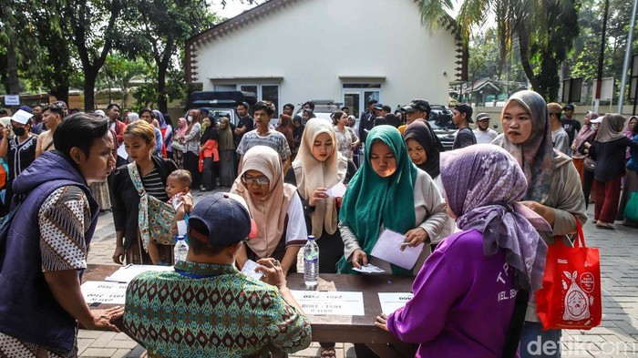 Saat Harga Kebutuhan Pokok Naik, Warga Berbondong Antre Bantuan Pangan Ratusan penduduk antre untuk menerima support pangan nasional di area Kelurahan Semper Barat, Jakarta Utara, Kamis (4/6/2026). Sejak pagi hari, penduduk telah memadati letak pembagian support dengan membawa arsip identitas dan kupon penerimaan nan telah didata sebelumnya oleh petugas.