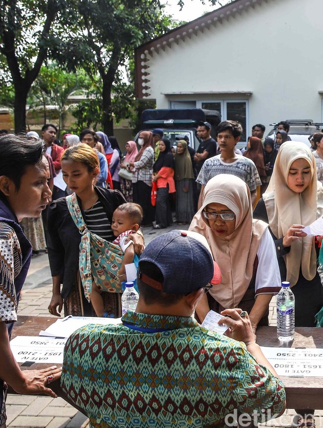Di Tengah Tekanan Ekonomi, Warga Andalkan Bantuan Pangan